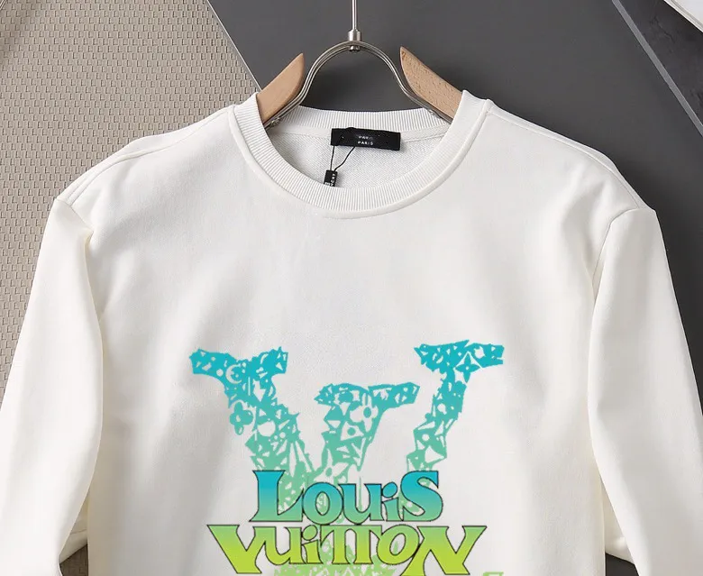 🅿️220 brand [LV Louis Vuitton] (good news for fat people) 2025ss autumn latest long-sleeved round-neck sweatshirt, on sale simultaneously on the official website. Refreshing and breathable. Made of top Tencel Roman. Comfortable and soft. 3D three-dimensional clarity. Super fashion sense. Great for gifting and keeping for yourself. Size: M-5XL (can wear up to 220 pounds)